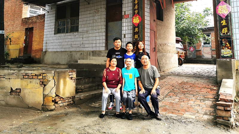 十五月兒圓，團圓人心悅——容城縣開展征遷村“心連心 送溫暖 全家福拍攝”活動